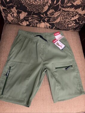 Wrangler Olive Green Cargo Shorts with Zipper Pockets